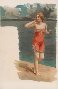 Hübsches Mädchen im Badeanzug geht am Strand