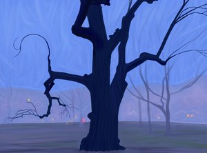 Großer blauer Baum allein im Feld im nebligen Morgengrauen