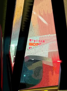 Rivera Motel Schild vom Auto aus bei regnerischer Nacht gesehen von Evan Sklar