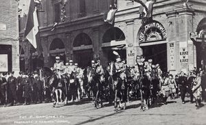 Album "Duce": Benito Mussolini zu Pferd bei einer Parade durch die Straßen von Ferrara von F. Caponetti
