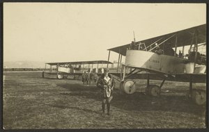 [Mann vor Flugzeug]