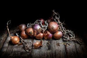 Rustikale Zwiebeln und Kette