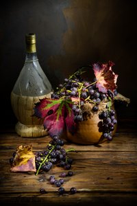 Rustikaler Wein und Trauben