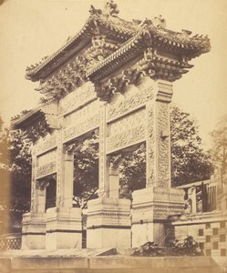Bogen im Lama-Tempel, nahe Peking, Oktober 1860 von Felice Beato