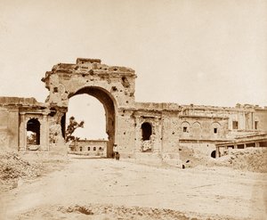 Tor, das in die Residenz führt, gehalten von Captain Atkinson der 13. einheimischen Infanterie von Felice Beato