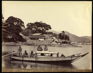 Japanisches Hausboot und Besatzung