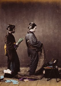 Japanische Frauen beim Ankleiden, ca. 1870-1880 von Felice Beato