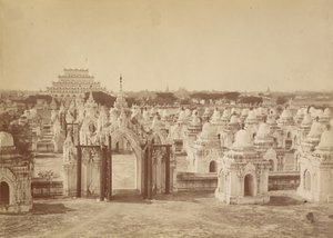Die 450 Pagode von der Zentralpagode - Mandalay von Felice Beato