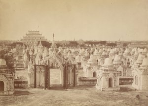 Die 450 Pagode von der zentralen Pagode - Mandalay von Felice Beato