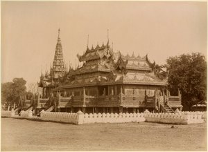 Der Nan-U Human-Se, Shwe-Kyaung im Palast von Mandalay, Burma, spätes 19. Jahrhundert (Albuminabzug) von Felice Beato