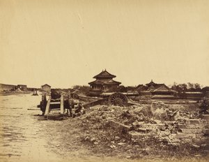 Oberseite der Pekinger Mauer mit den gegen unsere Batterien gerichteten chinesischen Kanonen, 14. Oktober 1860 von Felice Beato