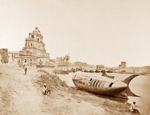 Ansicht des Chattar Manzil Palastes mit dem Boot des Königs auf dem Fluss Gumti, Lucknow, während des indischen Aufstands, 1858 von Felice Beato