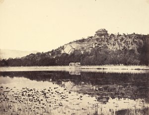 Ansicht des Kaiserlichen Sommerpalastes, Yuen-Ming-Yuen, nach dem Brand, vom See aus, Peking, 18. Oktober 1860