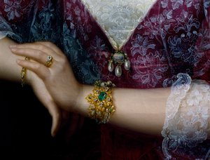 Porträt von Anna Opulich, Detail von Anhänger und Armband von Felice Schiavoni