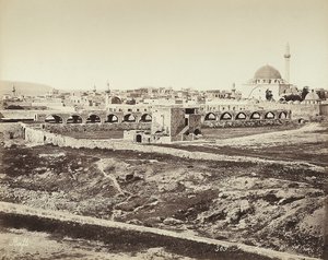 Panoramablick auf ein bewohntes Gebiet mit einer Moschee in Israel