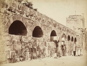 Ansicht der Stadtmauern von Heliopolis oder Baalbek, antike syrische Stadt, jetzt Libanon. Eine Gruppe von Menschen versammelt sich nahe der Mauer