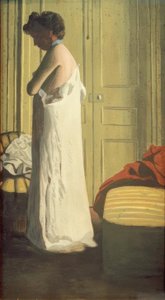 Femme retirant sa chemise