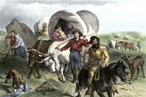 Geschichte der West-Eroberungssiedler: Amerikanische Pioniere. Reisen mehrerer Familien, die die Ebenen der Vereinigten Staaten in von Ochsen gezogenen Kutschen überqueren. Farbenfrohe Gravur des 19. Jahrhunderts.