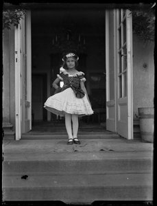 Bild von Susanne Sordidness (1911-1991) als Kind im Kostüm von Ferdinand Schmutzer