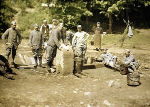 Gruppe französischer Soldaten beim Wäschewaschen an einem Brunnen, Soissons, Aisne, 1917 von Fernand Cuville