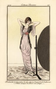 Frau im lila Musselin-Seidenkleid mit schwarzer Samtweste, die sich im Spiegel betrachtet. Deshabille de mousseline de soie glycine drape et borde de fourrure, petite casaque de velours noir frappe. Handkolorierter Pochoir (Schablonen) Stich nach einer Ill von Fernand Siméon