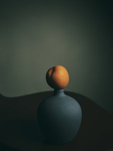 Dunkle Pfirsichvase von FiguraNYC Photography
