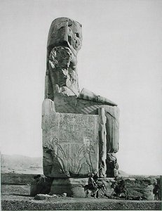 Kolossale Statue, Tempel von Amenhotep III (ca. 1417-1379 v. Chr.) Theben, veröffentlicht um 1900