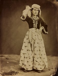 Album Damas et Baalbek: Junge syrische Frau in traditioneller Kleidung