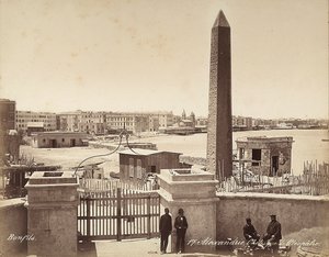 Alexandria, Ägypten: der Obelisk der Kleopatra, mit vier Männern, die für das Foto posieren