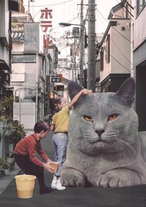 Kinder waschen eine riesige Katze in den Straßen von Tokio