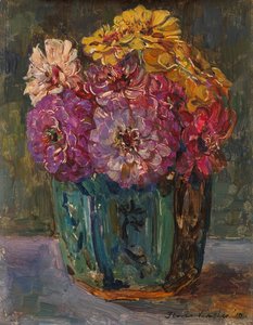 Stillleben mit Zinnien in einem grünen Krug