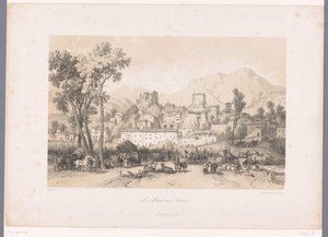Blick auf ein Dorf mit Viehmarkt in einem Tal