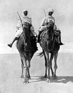 Zwei Araber reiten auf Kamelen in der Sahara, Afrika, 1936