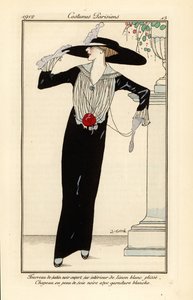 Frau in schwarzem Satin-Kleid, schwarzer Seidenhut