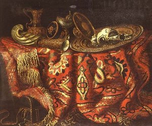Ein Nautiluspokal, eine Patene, Kannen und eine vergoldete Schale auf einem Teppich über einer Kante drapiert