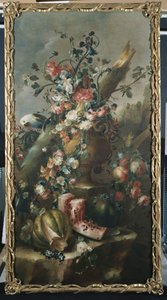 Blumen in einer skulptierten Urne, mit Melonen und Papagei