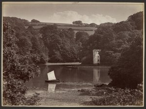 [Boot auf einem See neben einer Burg] von Francis Bedford