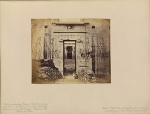 Edfu - Blick durch das große Tor in den großen Hof des Tempels von Edfu von Francis Bedford