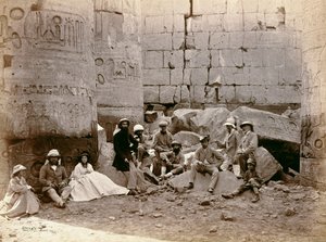 Gruppenfoto in der Säulenhalle, Karnak, Ägypten, 1862 von Francis Bedford