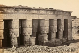 "Ägypten und Palästina": Fassade des Pronaos des römischen Tempels, der der Göttin Hathor in Dandara, Oberägypten, gewidmet ist von Francis Frith