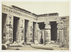 Innenhof von Medinet Habbo, Theben von Francis Frith