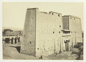 Der große Pylon in Edfu, Oberägypten, 1857 von Francis Frith