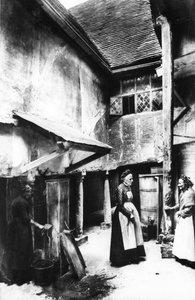 Der Innenhof von The Biggin, Hitchen, 1903 von Francis Frith
