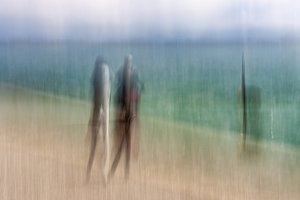 Verschwommene Strandfiguren