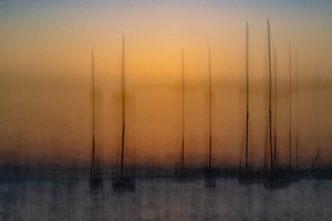 Verschwommene Sonnenuntergangssegelboote