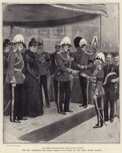 Der König verleiht die Südafrikanische Kriegsmedaille auf der Horse Guards Parade von Frank Dadd