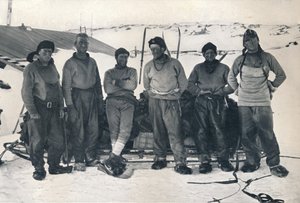 Leutnant Campbells Gruppe bei ihrer Rückkehr nach Cape Evans, 7. November 1912, 1913 von Frank Debenham