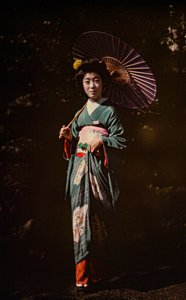 Japanische Frau mit Sonnenschirm und Kimono, frühe Farbauftochromaufnahme, ca. 1916 (Foto)