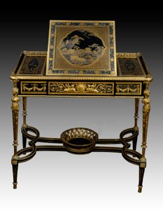 Schreibtisch aus lackiertem Holz von Francois Remond und Adam Weisweiler aus dem Kabinett von Königin Marie Antoinette in Saint Cloud. 1784. Paris, Louvre Museum von François Rémond