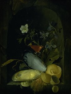 Stillleben mit Herzmuscheln und blauen Anemonen